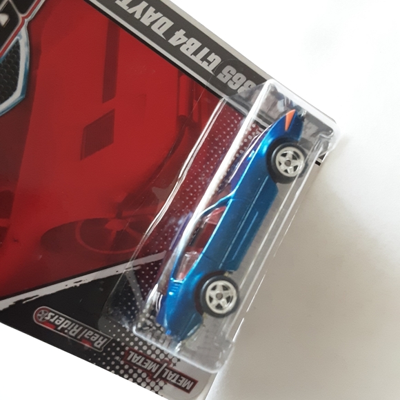 HOT WHEELS GARAGE  FERRARI 365 GTB4 DAYTONA 03/06 NEW - Picture 3 of 7